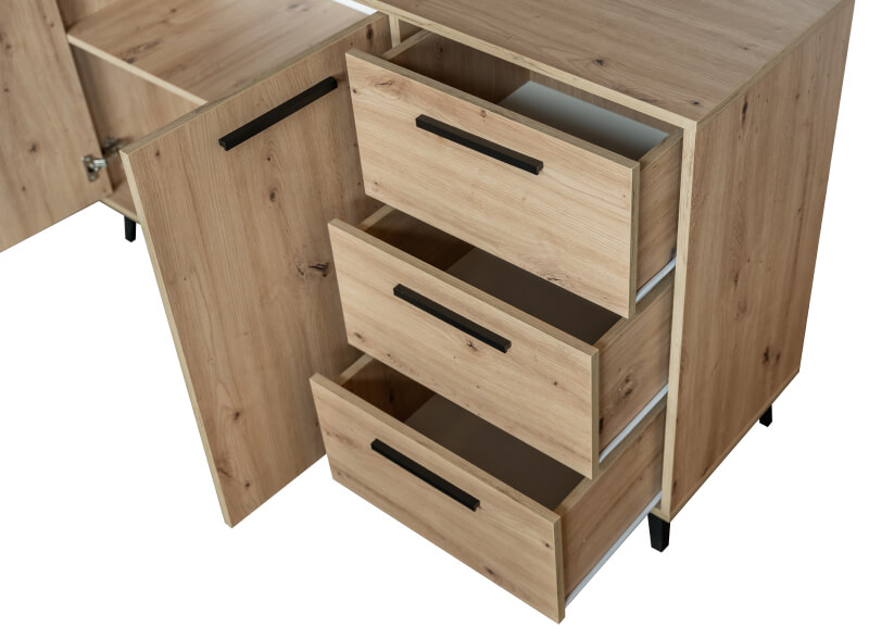 Wysunięte szuflady i otwarte drzwi komody