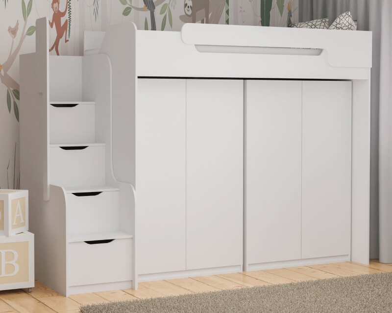 Białe łóżko na antresoli z dwoma szafami